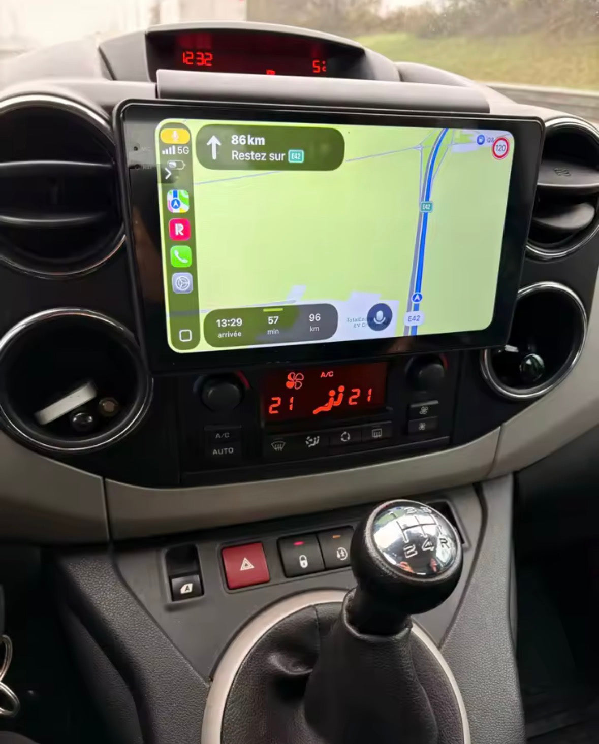 Écran CarPlay Peugeot Partner.